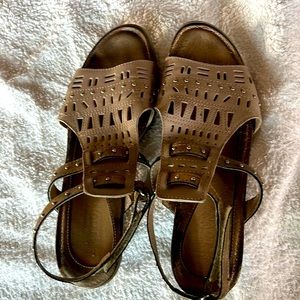 Noats Grey/Gold 9.5 they run small. I normally ware a 9 M fit perfect